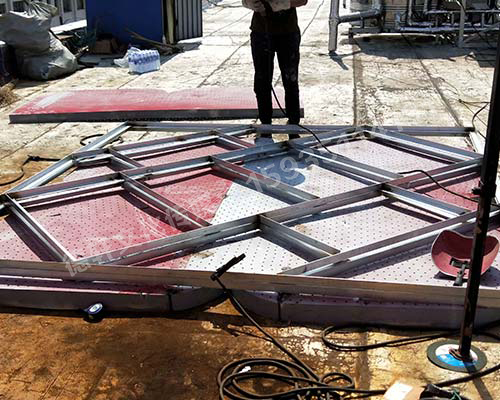 晉中醫(yī)院樓頂大字安裝施工中